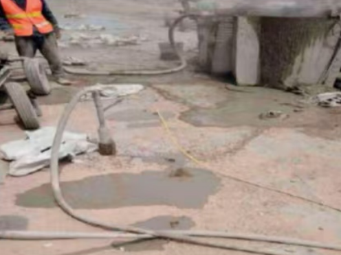 梁山水泥混凝土路面板底注浆技术 路面脱空注浆整治方案