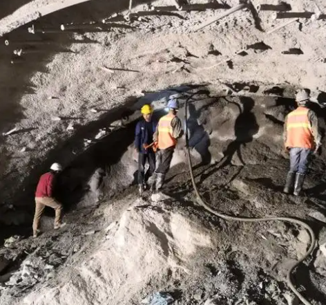 梁山拱顶带模注浆料的施工流程及注意事项